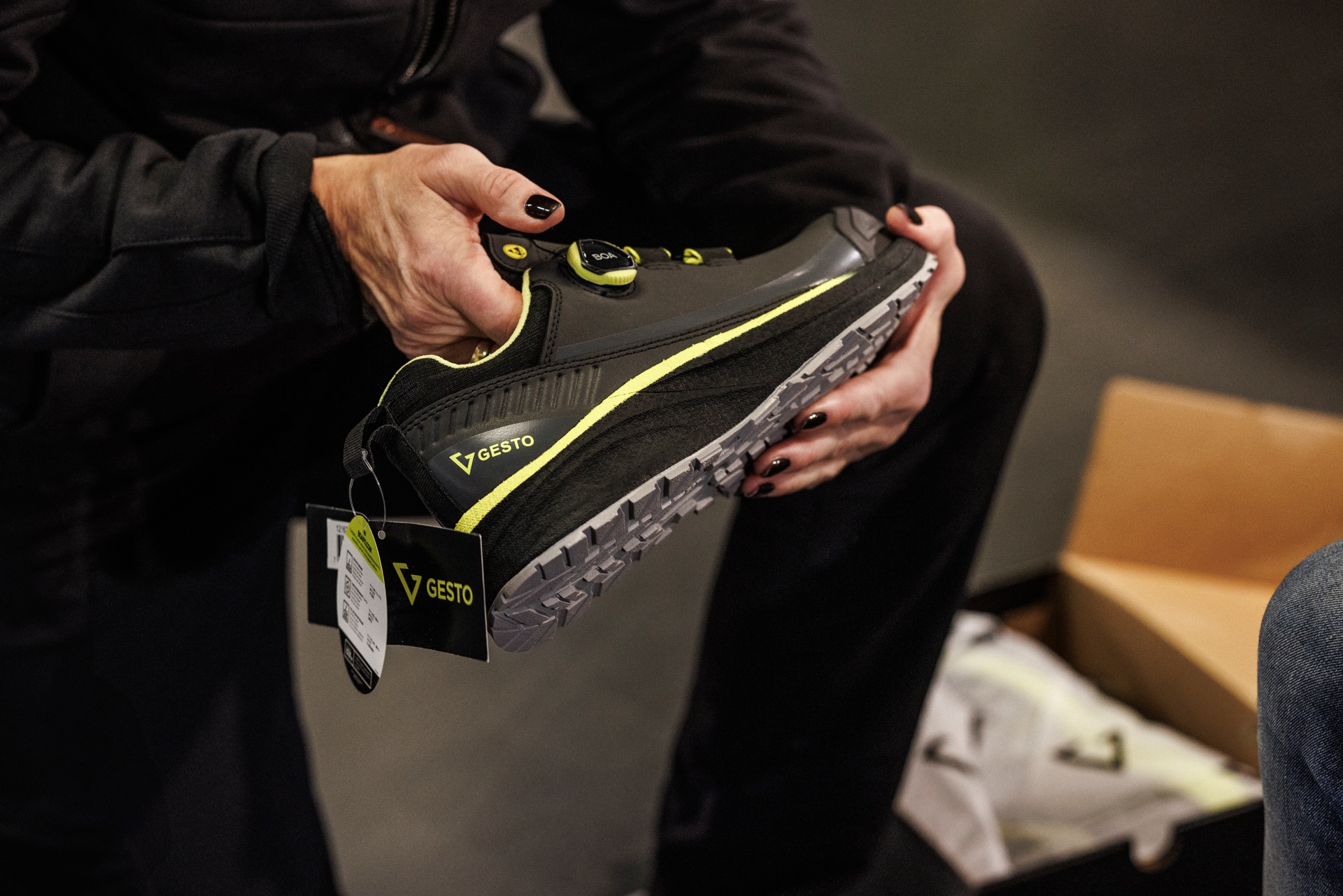 Arbetare med handskar hanterar säkerhetslina och sele vid höghöjdsarbete