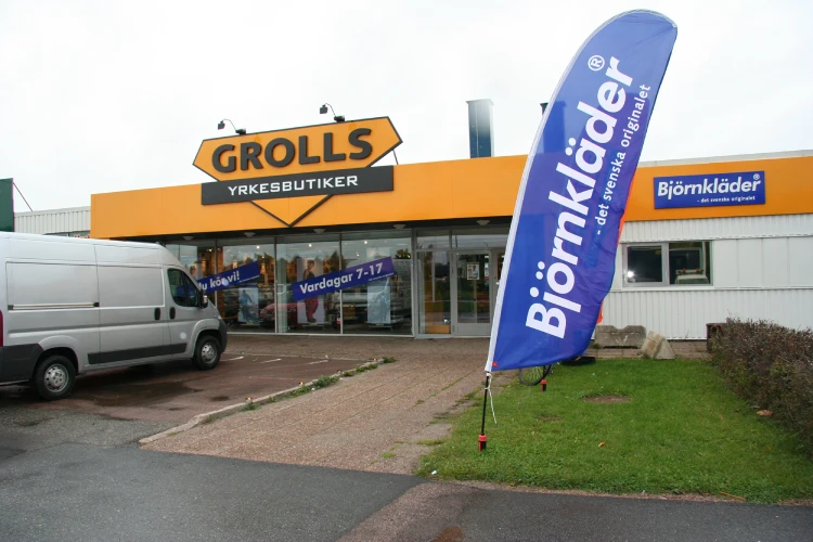 Grolls store with a Björnkläder flag