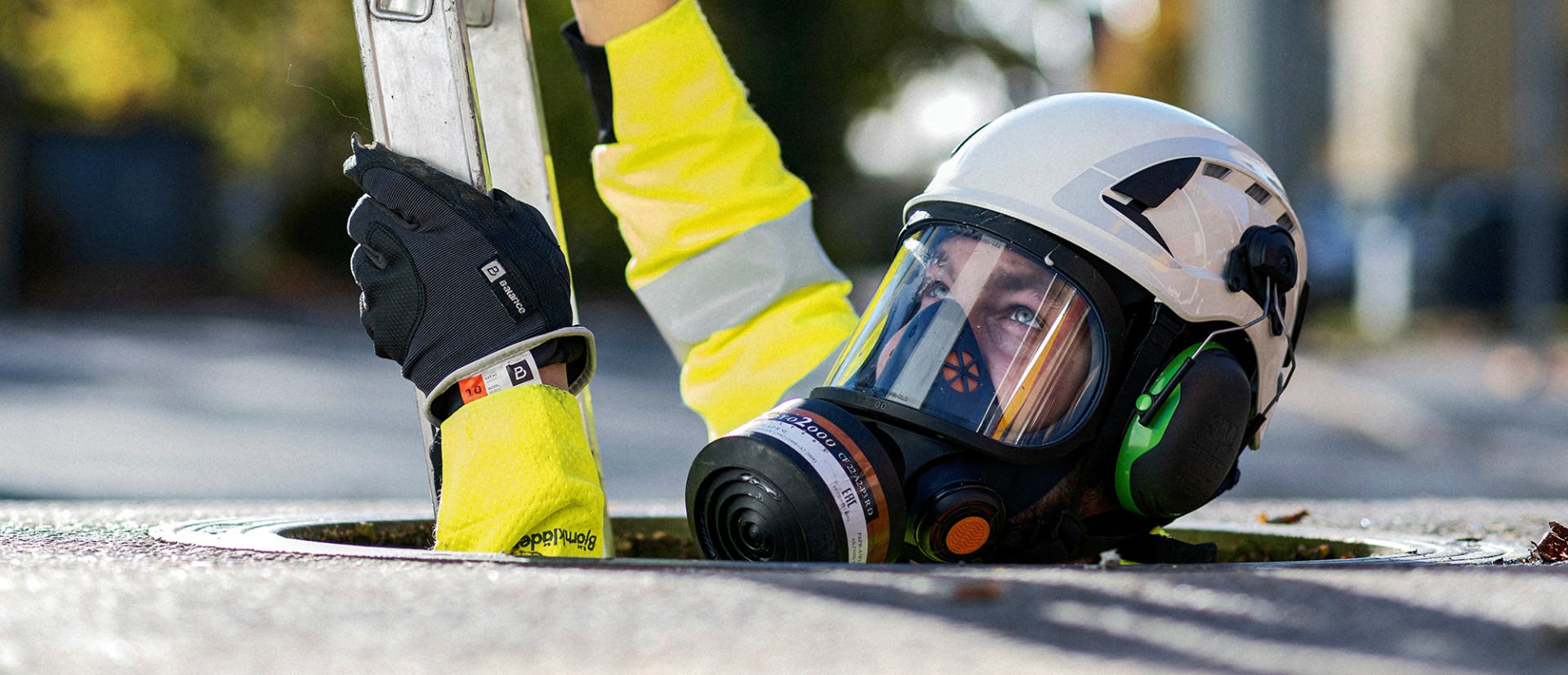 Worker wearing a helmet and respirator