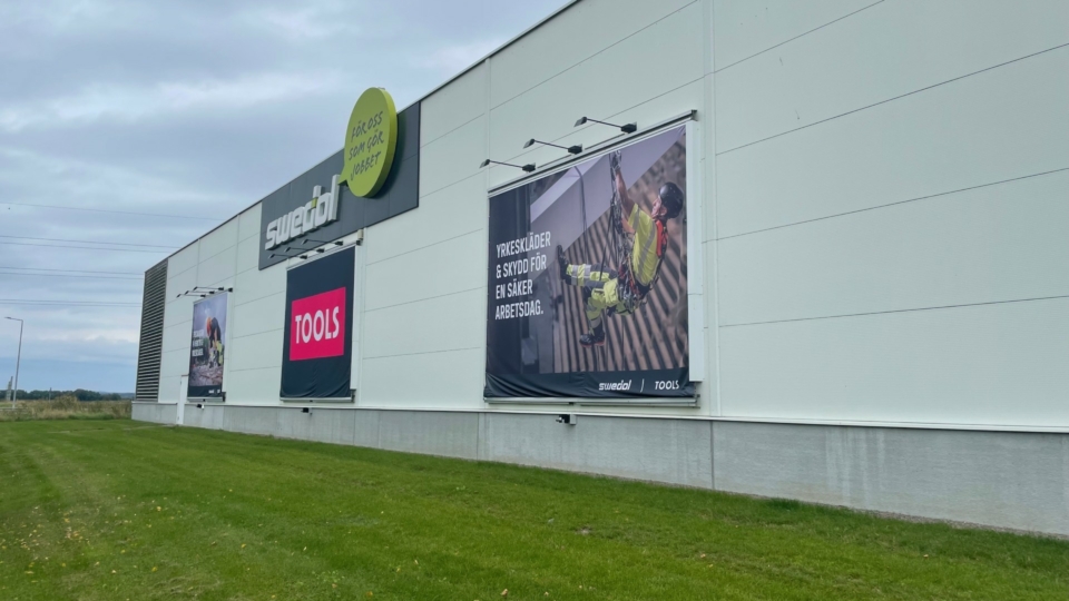 Swedol-butik med stora utomhusannonser för skyddsutrustning och arbetskläder