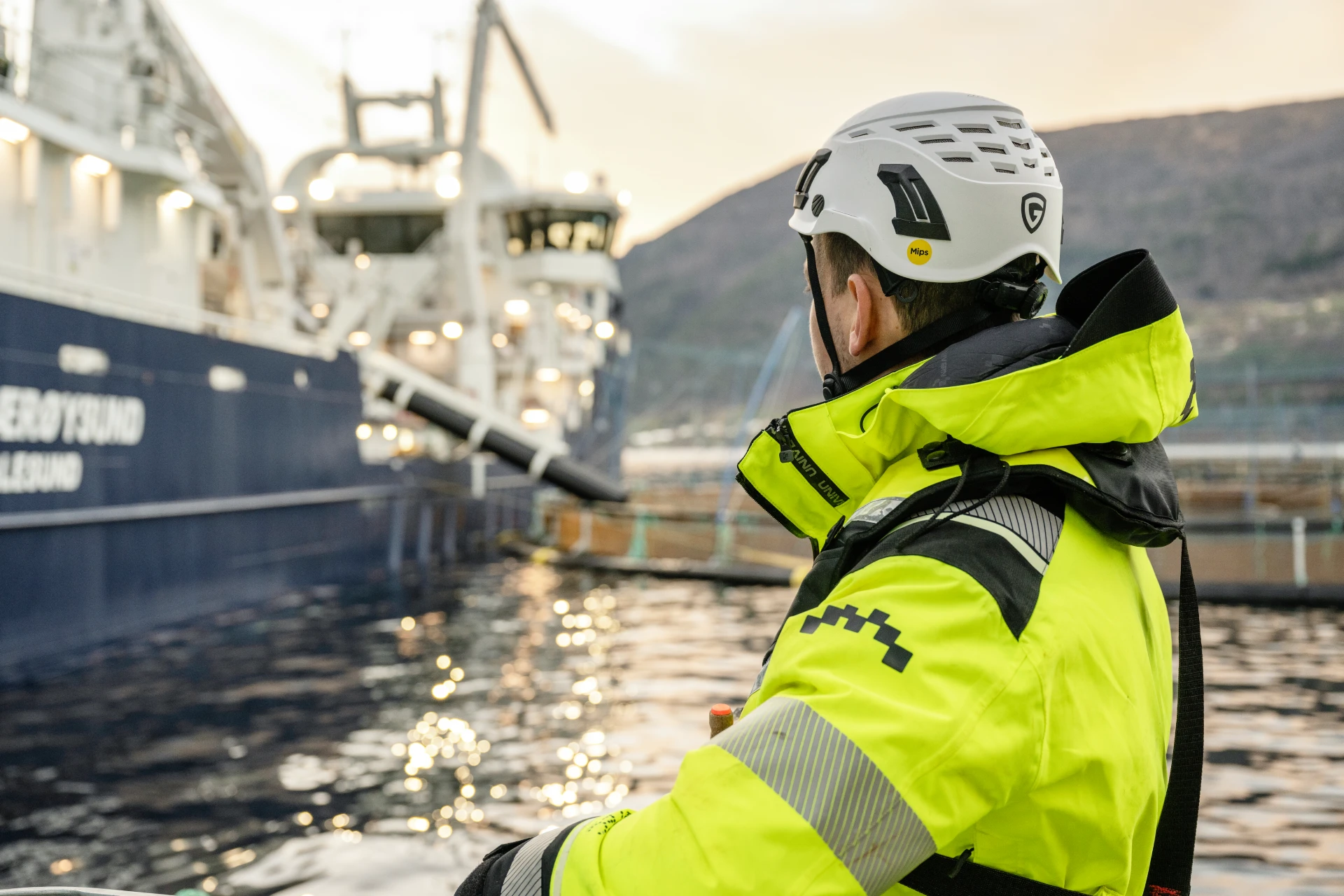 Arbetare i varselkläder vid en hamn