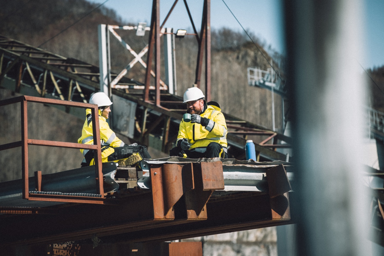 Arbetare i varselkläder på en fabrik