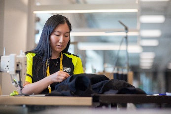 Medarbetare som arbetar med arbetskläder